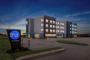 Moderni hotellirakennus, jossa on pysäköintialue ja kyltti, josta ilmenee, että kyseessä on Hilton-hotelli.