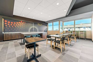 Café da manhã com buffet grátis todos os dias