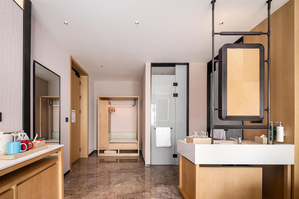 Deluxe Room, 1 King Bed