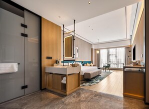 Deluxe Room, 1 King Bed | Bathroom - Hilton Garden Inn Fenyang Yulongwan (Lvliang)