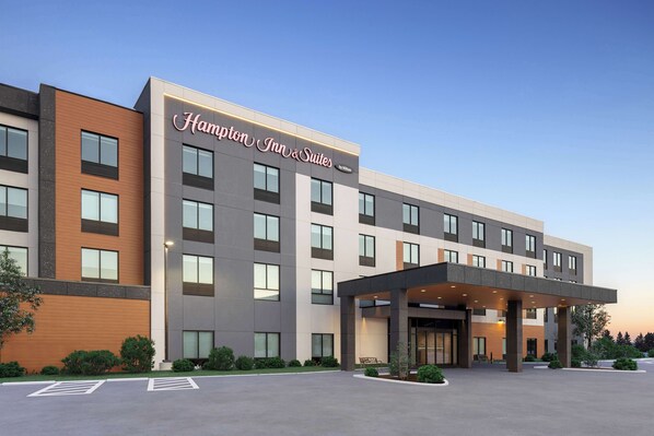 A Hampton Inn & Suites hotel with a modern facade, large windows, and a covered entrance area. - Hampton Inn & Suites Orangeville, On (Mono)