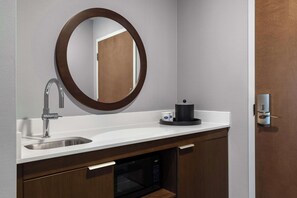 Studio, 1 très grand lit, réfrigérateur et four à micro-ondes (Wet bar)