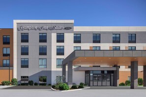 A modern Hampton Inn & Suites building with a clear sky. - Hampton Inn & Suites Orangeville, On (Mono)