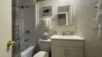 Condo, 1 Queen Bed with Sofa bed, Balcony, Mountain View (Panorama 203) | Bathroom | Towels, toilet paper