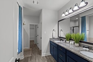 Hair dryer, towels, soap, shampoo - Aurora Haven - TV in each room. (Shreveport)