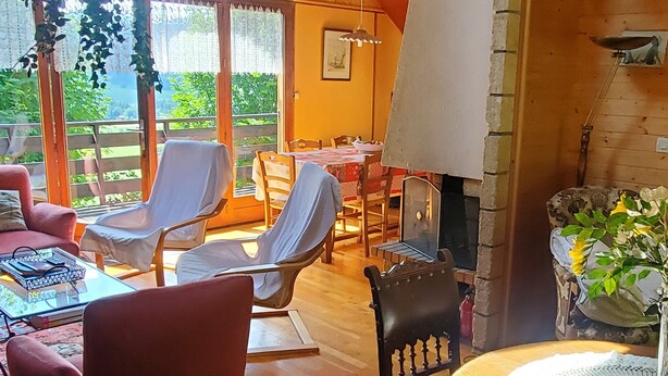 A cozy room with a piano, comfortable seating, a table with a lace tablecloth, and a hanging plant. - Chalet in the mountains, Massif du Vercors, 1100 meters, Piano at your disposal (Lans-en-Vercors)