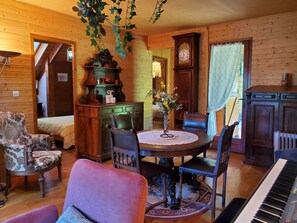 Dining - Chalet in the mountains, Massif du Vercors, 1100 meters, Piano at your disposal (Lans-en-Vercors)