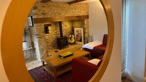 Room - 17th-Century Cotswold Cottage with South-Facing Orchard. (BICESTER)