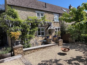 Outdoor dining - 17th-Century Cotswold Cottage with South-Facing Orchard. (BICESTER)