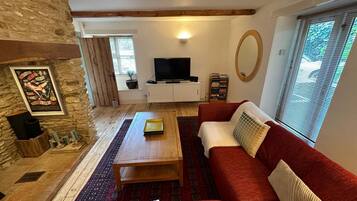 Smart TV, fireplace, music library, stereo