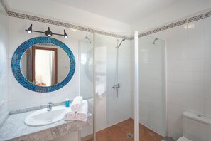 Een haardroger, handdoeken, zeep, toiletpapier