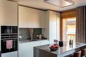 Refrigerador, microondas, lavavajillas y cafetera y tetera 