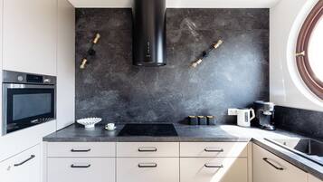 Comfort Apartment, Balcony | Private kitchenette | Electric kettle