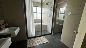 Shower, towels, soap - Self Check in Homestay, Y5 Netflix Parking Room 1 (Cyberjaya)