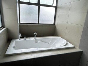 Shower, towels, soap - Self Check in Homestay, Y5 Netflix Parking Room 1 (Cyberjaya)