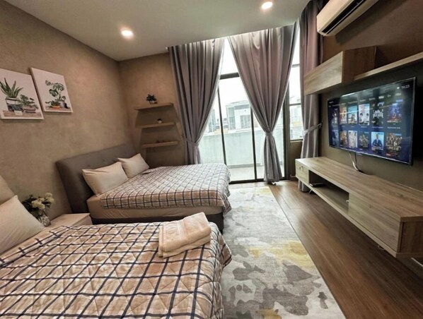 1 bedroom, desk, WiFi