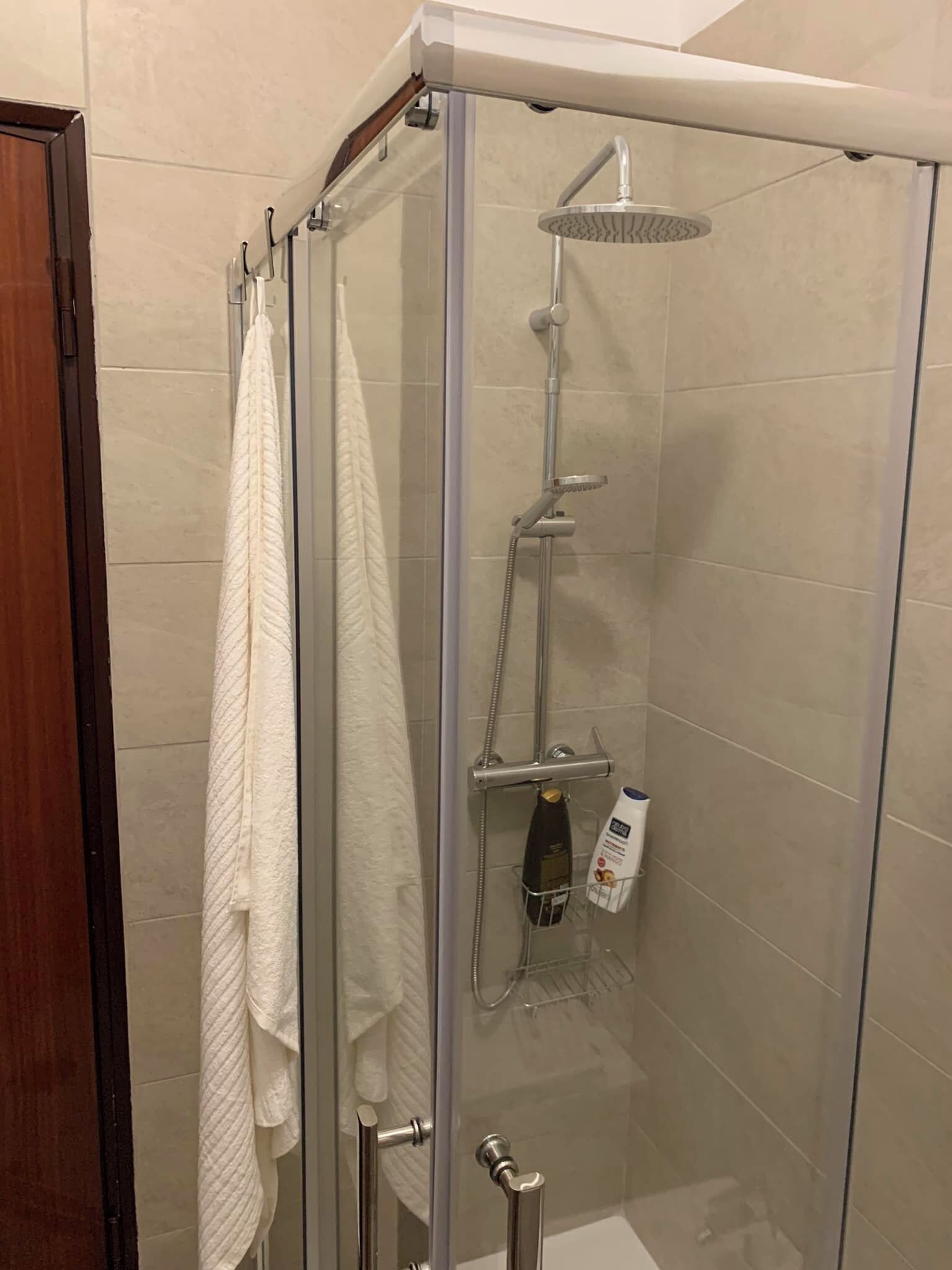 Asciugacapelli, bidet, asciugamani, sapone