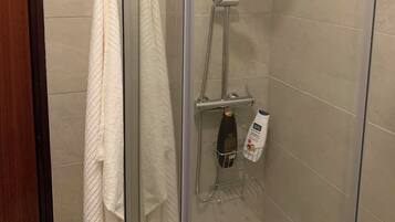 Asciugacapelli, bidet, asciugamani, sapone