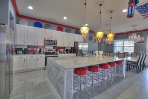 Fridge, microwave, oven, stovetop - Sports teamLuxurious 14 bed & bowling alley (kissimmee)