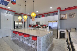 Fridge, microwave, oven, stovetop - Sports teamLuxurious 14 bed & bowling alley (kissimmee)