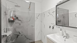 Shower, hair dryer, towels - Charming Villa Zivolic with swimming pool (Brscici)