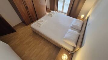3 habitaciones, tabla de planchar con plancha, wifi y ropa de cama