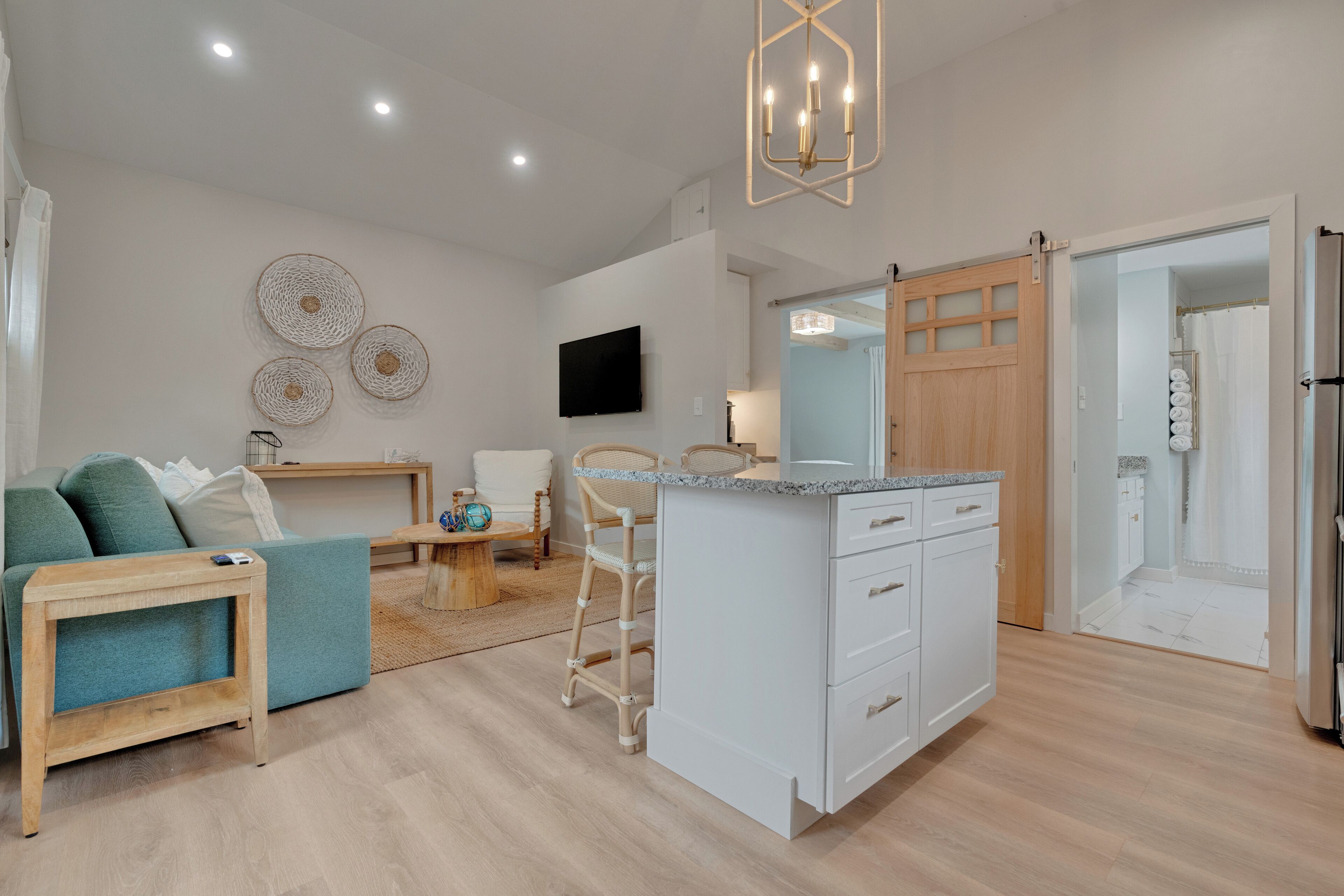 Luxury 1 bed/1 bath cottage with WiFi, Fire pit, 10 min walk to beach in OOB