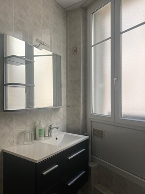 Een douche, een haardroger, handdoeken, zeep