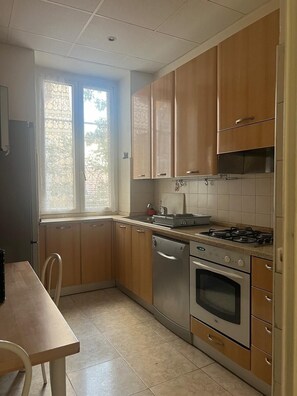 Een koelkast, een microgolfoven, een oven, een kookplaat