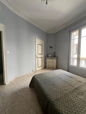 3 slaapkamers, een strijkplank/strijkijzer, reisbedje, wifi