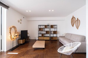 Leilighet – deluxe, balkong, sjøutsikt | Oppholdsområde | En 50-tommers Flatskjerm-TV med kabel-kanaler