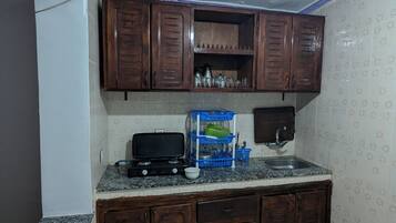 KylskÄp, spishÀll, grytor/köksredskap och kryddor