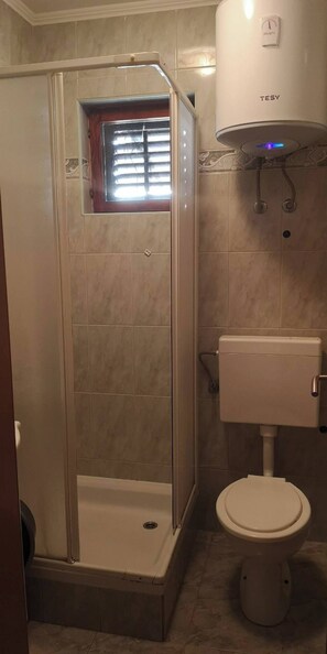 Doccia, asciugacapelli, asciugamani, sapone