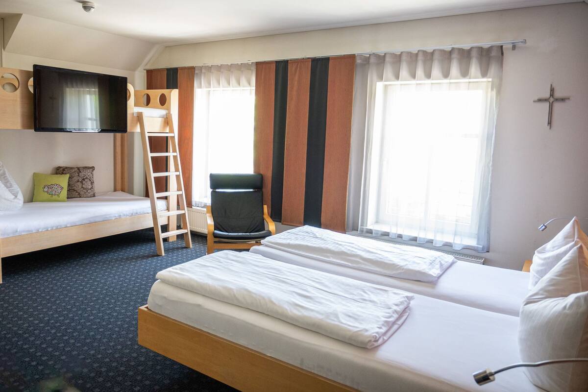 Comfort-Vierbettzimmer, Bergblick | Schallisolierte Zimmer, kostenloses WLAN