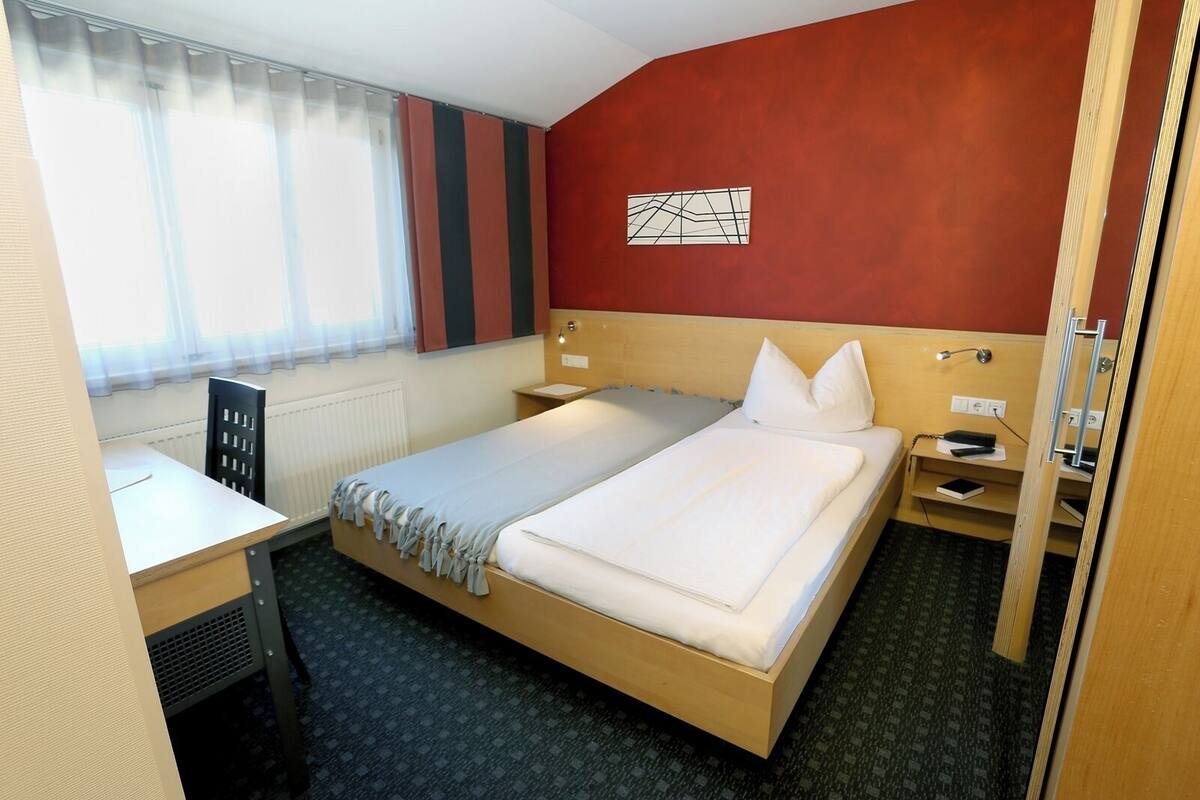 Economy Double Room | 1 bedroom, soundproofing, free WiFi