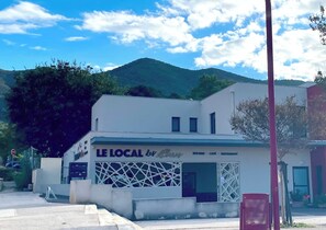 Un bâtiment portant une enseigne indiquant « LE LOCAL des Aliments », ce qui signifie qu’il s’agit d’un restaurant.