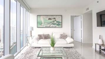 Televisión y chimenea