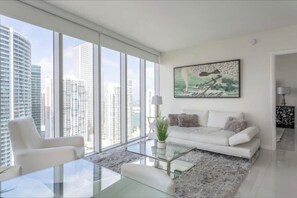TV, fireplace - Icon Brickell 2BDR 38th Fl Ocean View & Spa Access (Miami)