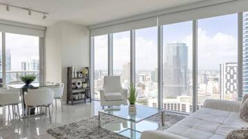 Televisión y chimenea