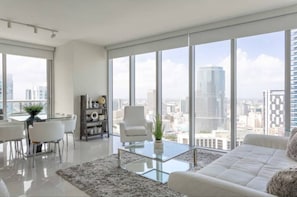 Smart TV, fireplace - Icon Brickell 2BDR 38th Fl Ocean View & Spa Access (Miami)