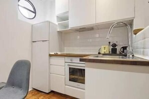 Kühlschrank, Mikrowelle, Ofen, Wasserkocher mit Kaffee-/Teezubehör