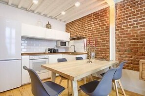 Kühlschrank, Mikrowelle, Ofen, Kochgeschirr/Geschirr/Besteck