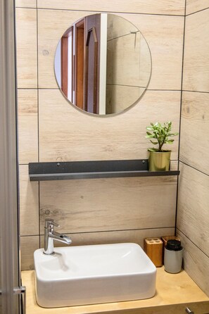 Amenidades de baño ecológicas, secadora de cabello, toallas, jabón 