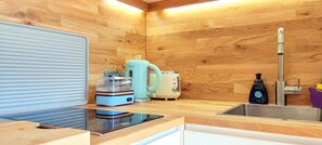 Geladeira, micro-ondas, fogão, cooktop