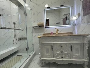Dusche, Handtücher, Seife, Toilettenpapier