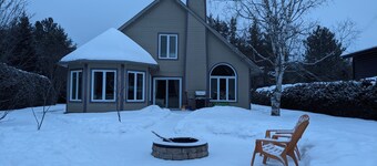 Peaceful lakeside cottage with private bathing beach (services nearby)