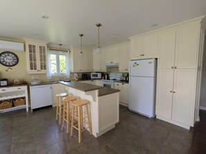 Microondas, horno, placa de cocina y lavavajillas
