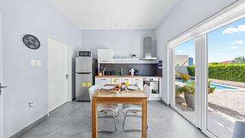 Cafetera y tetera, refrigerador, microondas y horno