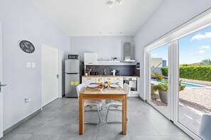 Fridge, microwave, oven, stovetop - Elegant 1BR Retreat w/Pool & BBQ by Lucha (Noord)