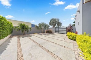 Property grounds - Elegant 1BR Retreat w/Pool & BBQ by Lucha (Noord)